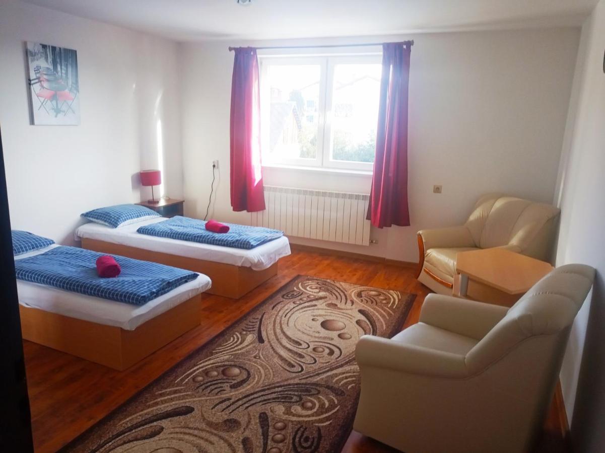 Lucky Cat Hotel Nova Lesna Exterior photo